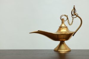 Limpieza de lámpara vintage de latón con paño suave para conservar la pátina original