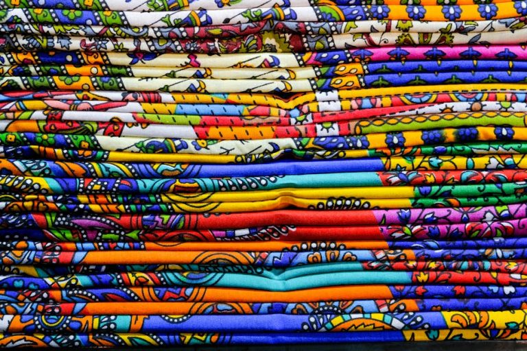 Detalle de tejido con estampado vintage francés de los años 70 con flores y colores vivos