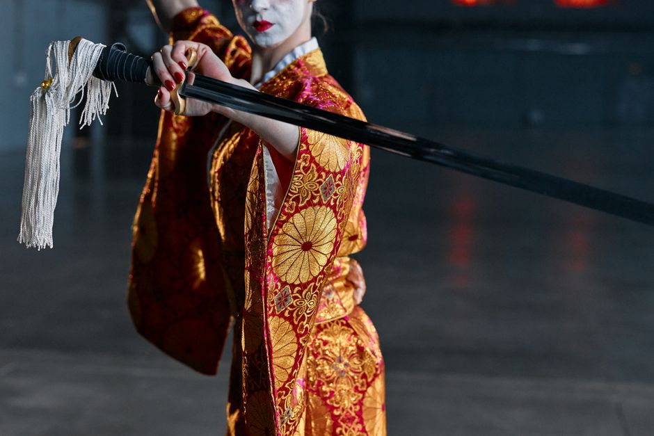 Réplica de katana decorativa sobre soporte de madera, coleccionismo de cine