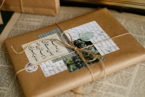 Lámpara vintage envuelta para regalo con papel kraft y hilo de yute