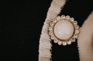 Broche Art Déco con diseño geométrico en blanco y negro con cristales facetados