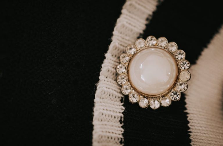 Broche Art Déco con diseño geométrico en blanco y negro con cristales facetados