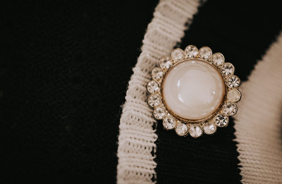 Broche Art Déco con diseño geométrico en blanco y negro con cristales facetados
