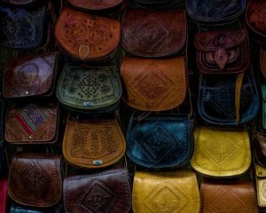Puesto de bolsos artesanales en mercado de artesanía en Tenerife