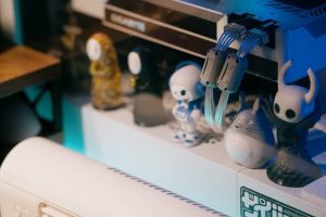 Vitrina iluminada con figuras de coleccionista y merchandising de cine oficial