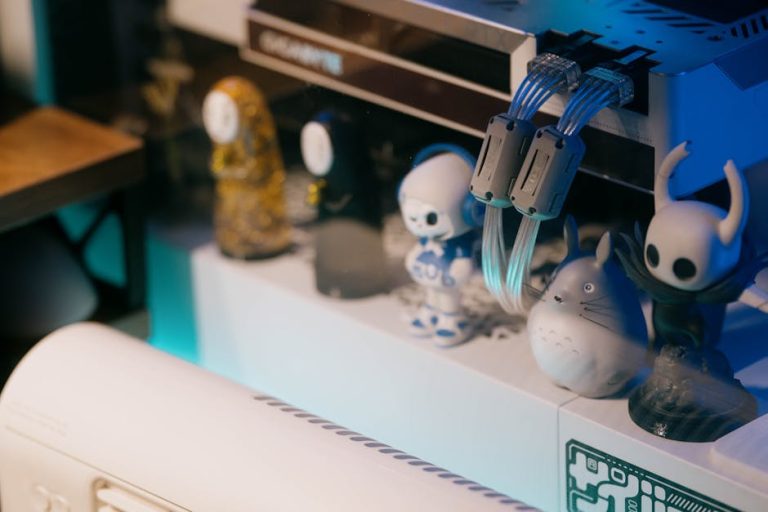 Vitrina iluminada con figuras de coleccionista y merchandising de cine oficial