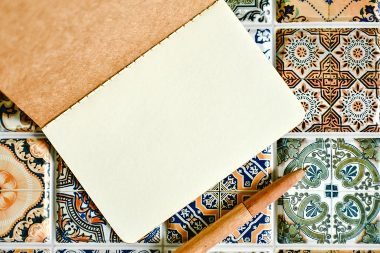 Cuaderno artesanal en miniatura como souvenir de Tenerife sobre fondo de paisaje volcánico