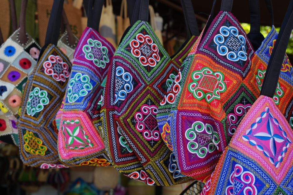 Limpieza cuidadosa de un bolso de tela artesanal con jabón neutro
