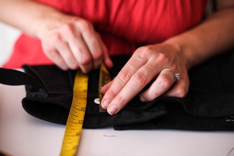 Etiquetas de tallas en prendas de ropa vintage francesa con medidas antiguas