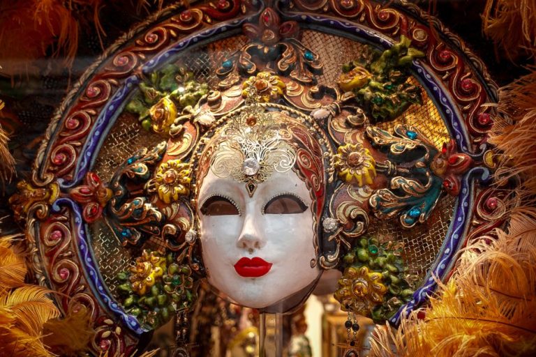 Máscaras venecianas decorativas colgadas en pared de salón con iluminación artística