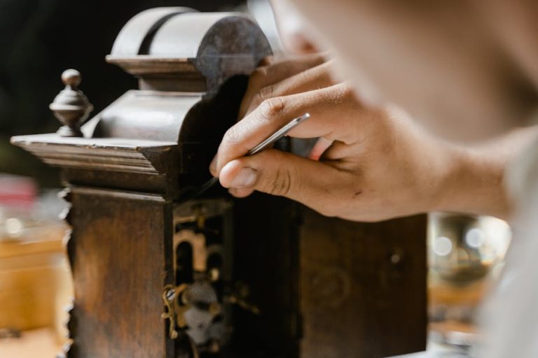 Restauración de pluma estilográfica vintage con herramientas de joyero sobre paño verde