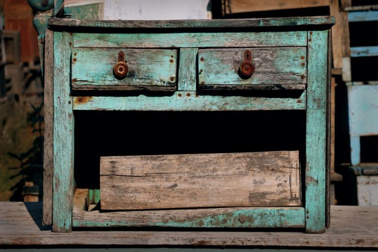 Mueble antiguo deteriorado antes de decidir entre restaurar o reemplazar, análisis en taller de Tenerife