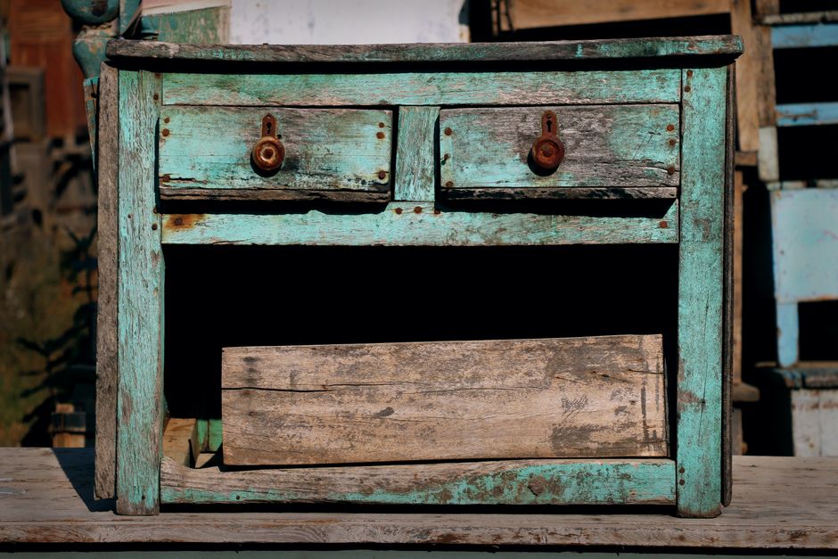 Mueble antiguo deteriorado antes de decidir entre restaurar o reemplazar, análisis en taller de Tenerife