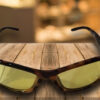 Gafas de sol envolventes mujer efecto carey con lente verde y detalle joya, estilo vintage