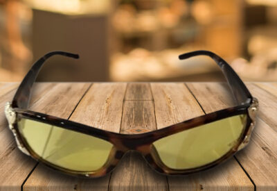 Gafas de sol envolventes mujer efecto carey con lente verde y detalle joya, estilo vintage