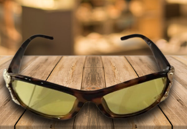11_1 Gafas de sol envolventes mujer efecto carey con lente verde y detalle joya, estilo vintage