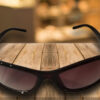 11_2 Gafas de sol envolventes mujer negras con lente degradado y detalle joya, estilo vintage