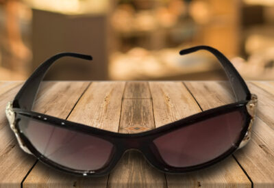 Gafas de sol envolventes mujer negras con lente degradado y detalle joya, estilo vintage