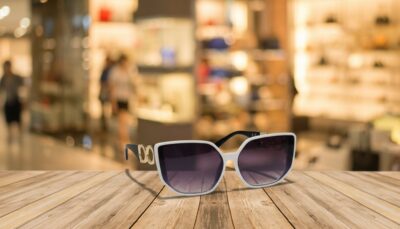 Gafas de sol mujer cuadradas blancas con varilla de cadena dorada