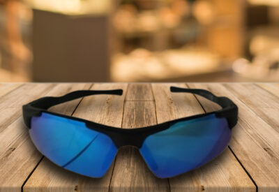 Gafas de sol deportivas negras con lente azul espejo, estilo envolvente