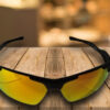 Gafas de sol deportivas negras con lente rojo espejo, estilo envolvente