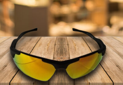 Gafas de sol deportivas negras con lente rojo espejo, estilo envolvente