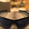 Gafas de sol deportivas negras con lente negro, estilo envolvente