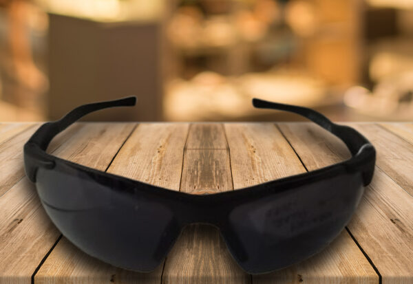 Gafas de sol deportivas negras con lente negro, estilo envolvente