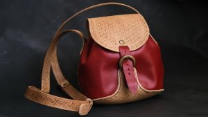Bolso de cuero hecho a mano sobre mesa de artesano