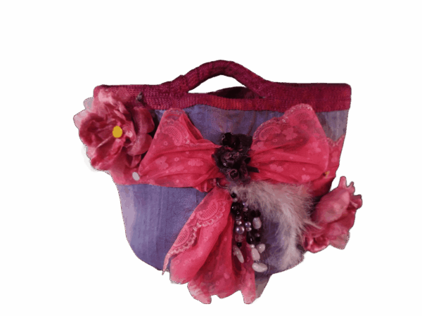 Bolso artesanal lila romántico hecho a mano con lazo rosa, flores y perlas Bolso artesanal lila romántico hecho a mano con lazo rosa, flores y perlas