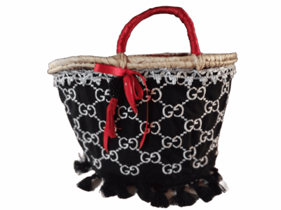 Bolso capazo de tejido con monograma negro y blanco, lazo rojo y flecos Bolso capazo de tejido con monograma negro y blanco, lazo rojo y flecos