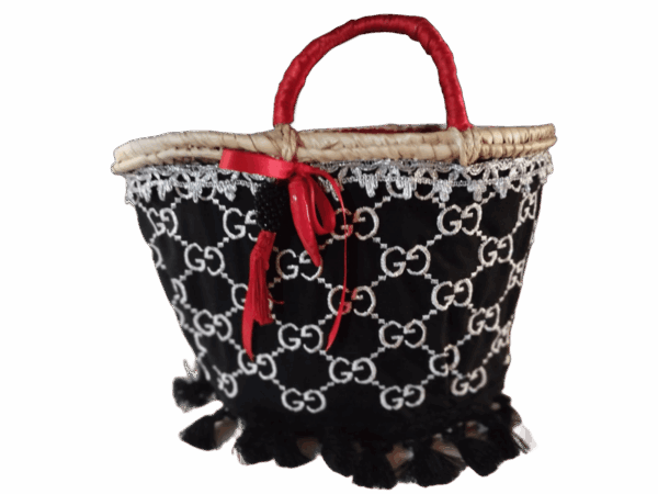 Bolso capazo de tejido con monograma negro y blanco, lazo rojo y flecos Bolso capazo de tejido con monograma negro y blanco, lazo rojo y flecos