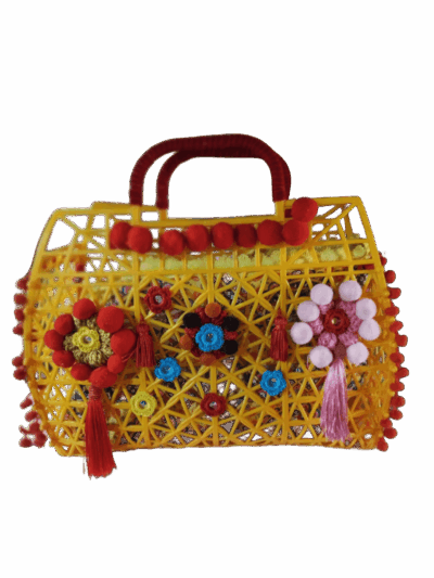 Bolso cesta amarillo con pompones rojos y flores de ganchillo de colores, estilo boho Bolso cesta amarillo con pompones rojos y flores de ganchillo de colores, estilo boho