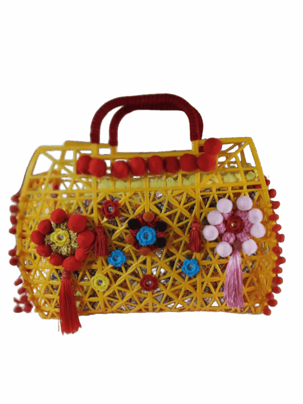 Bolso cesta amarillo con pompones rojos y flores de ganchillo de colores, estilo boho Bolso cesta amarillo con pompones rojos y flores de ganchillo de colores, estilo boho