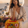 Bolso cesta amarillo con pompones rojos y flores de ganchillo de colores, estilo boho Bolso cesta amarillo con pompones rojos y flores de ganchillo de colores, estilo boho