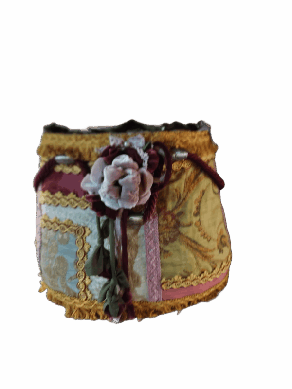 Bolso saco patchwork de telas damascadas en oro, rosa y burdeos con flor, estilo barroco vintage