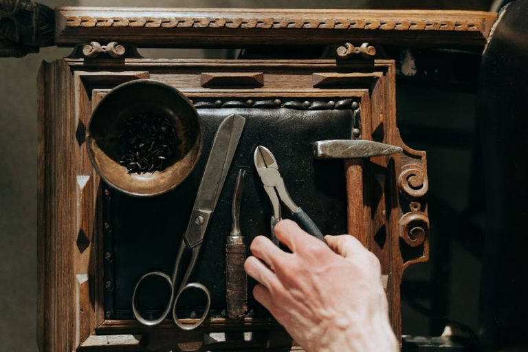 Taller de restauración de muebles antiguos en Tenerife, lijado y acabado de madera maciza